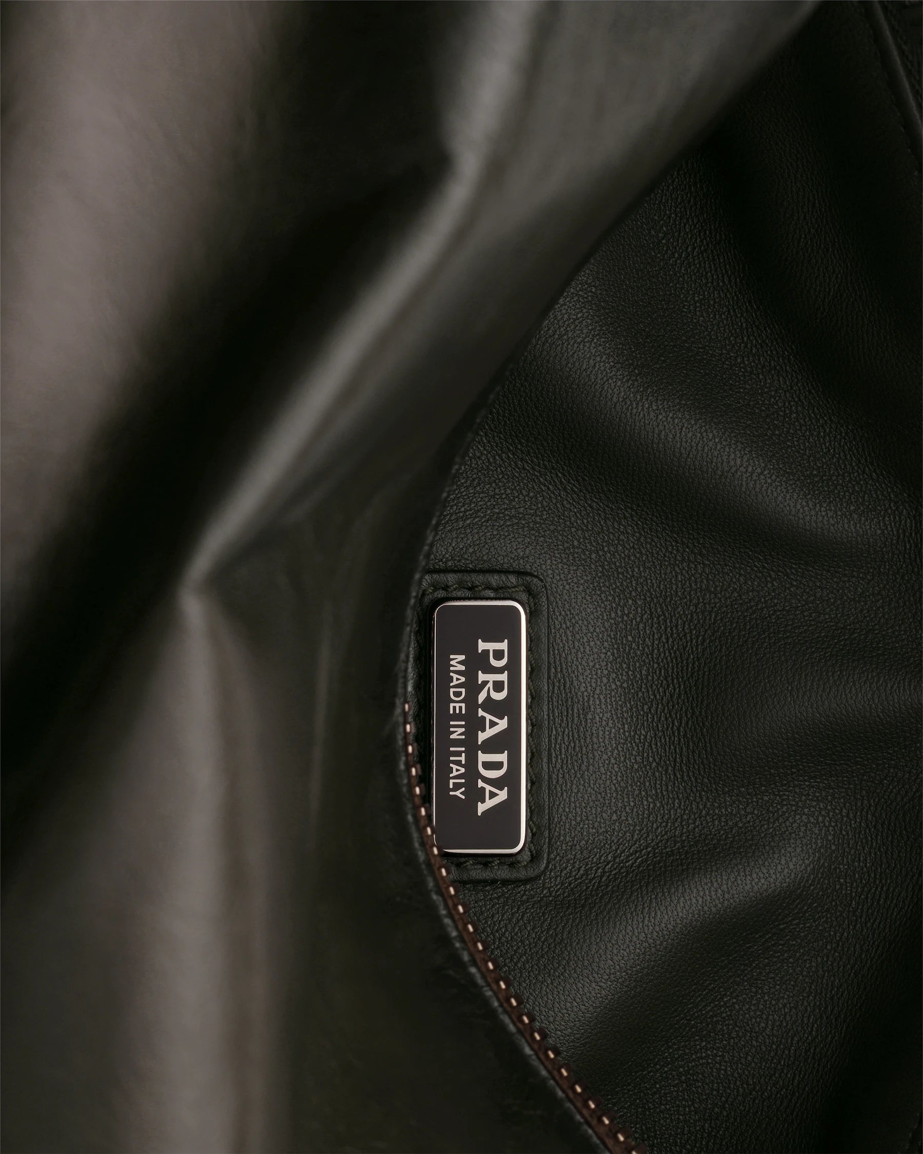 Beauty Case Pelle Verde Militare - Trousse da Viaggio Minimalista | Design Contemporaneo